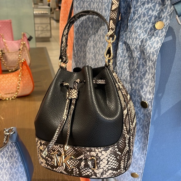 MICHAEL KORS
Reed Md Pebbled Leather Belted Bucket Messenger Satchel Crossbody - Picture 2 of 16